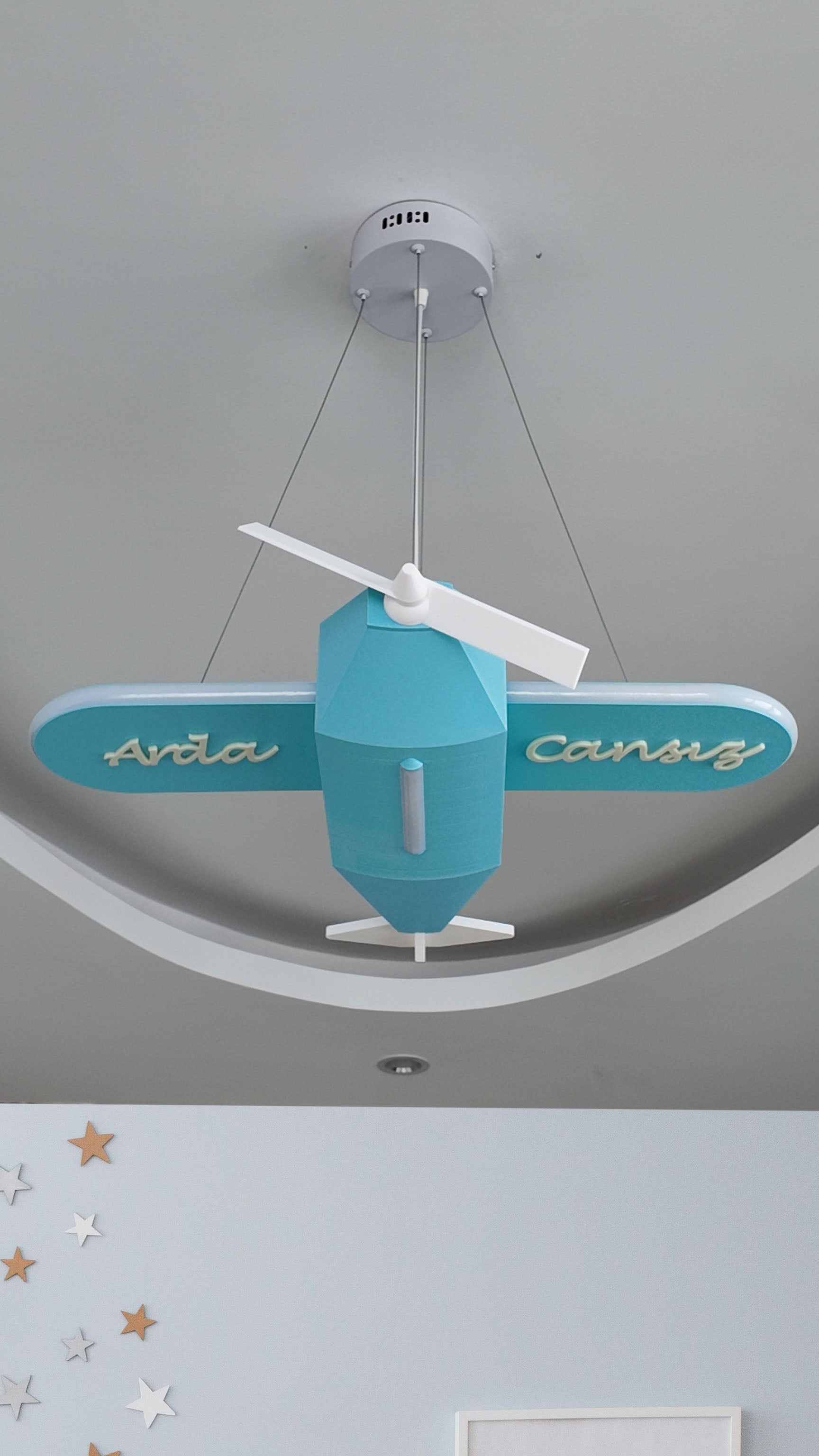 Uçak Temalı Entegre LED Çocuk Odası Sarkıt Avize (70x80 cm, Plastik) – Kişiye Özel Tasarım, El Yapımı Görünüm