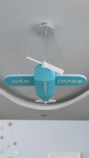 Uçak Temalı Entegre LED Çocuk Odası Sarkıt Avize (70x80 cm, Plastik) – Kişiye Özel Tasarım, El Yapımı Görünüm