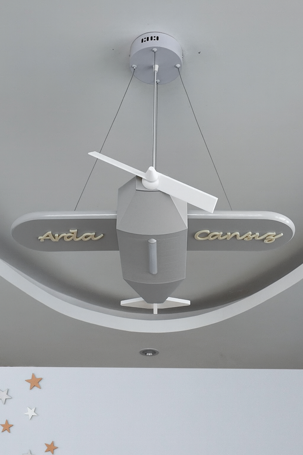 Uçak Temalı Entegre LED Çocuk Odası Sarkıt Avize (70x80 cm, Plastik) – Kişiye Özel Tasarım, El Yapımı Görünüm
