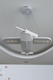 Uçak Temalı Entegre LED Çocuk Odası Sarkıt Avize (70x80 cm, Plastik) – Kişiye Özel Tasarım, El Yapımı Görünüm