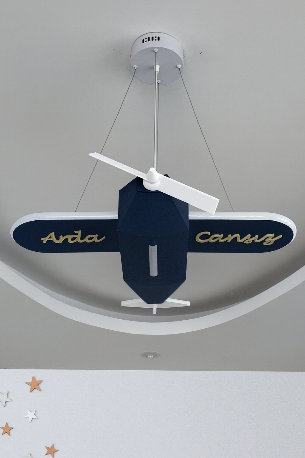 Uçak Temalı Entegre LED Çocuk Odası Sarkıt Avize (70x80 cm, Plastik) – Kişiye Özel Tasarım, El Yapımı Görünüm