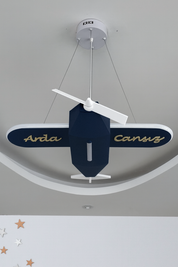 Uçak Temalı Entegre LED Çocuk Odası Sarkıt Avize (70x80 cm, Plastik) – Kişiye Özel Tasarım, El Yapımı Görünüm