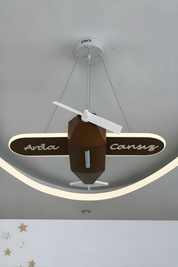 Uçak Temalı Entegre LED Çocuk Odası Sarkıt Avize (70x80 cm, Plastik) – Kişiye Özel Tasarım, El Yapımı Görünüm