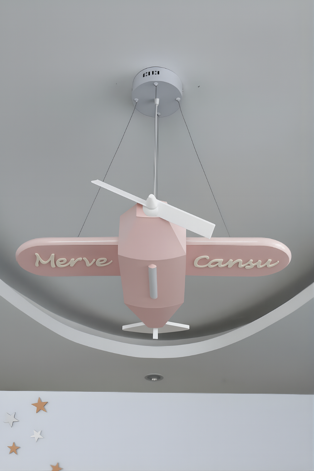 Uçak Temalı Entegre LED Çocuk Odası Sarkıt Avize (70x80 cm, Plastik) – Kişiye Özel Tasarım, El Yapımı Görünüm