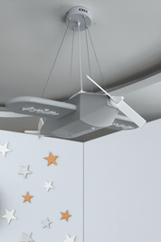 Uçak Temalı Entegre LED Çocuk Odası Sarkıt Avize (70x80 cm, Plastik) – Kişiye Özel Tasarım, El Yapımı Görünüm